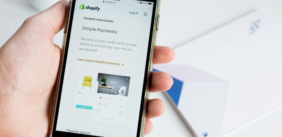 photo-1586880244543-0528a802be97