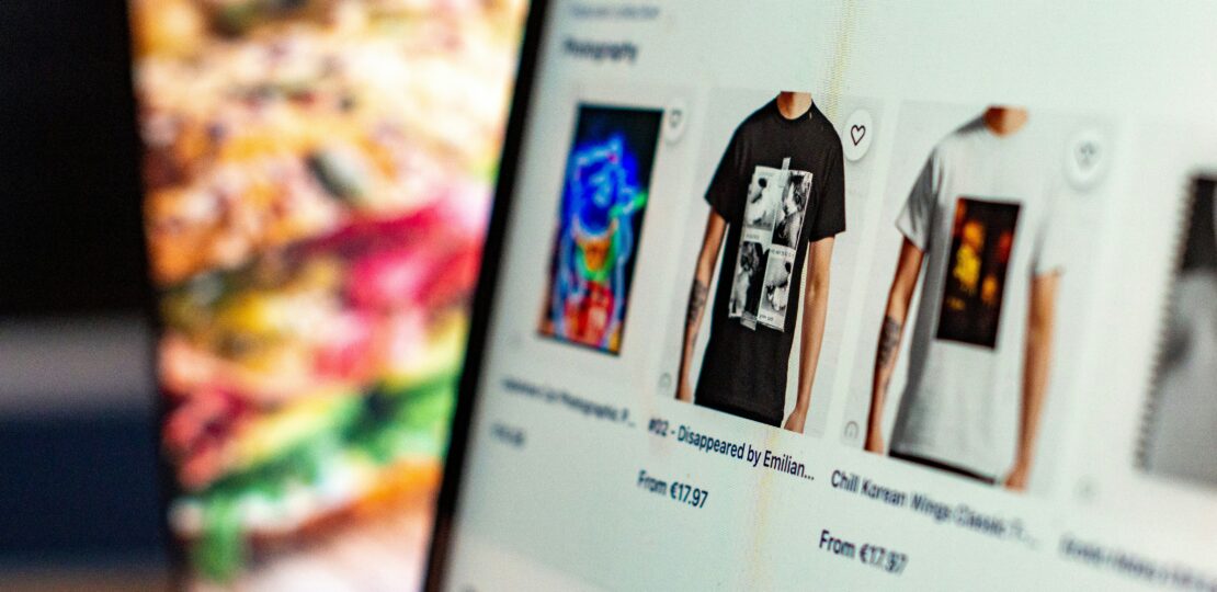 photo-1677693944335-178ba4f745d2